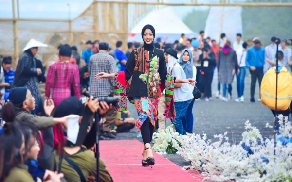 Fashion Batik Khas Lumajang Warnai Event Segoro Topeng di Pantai Watu Pecak