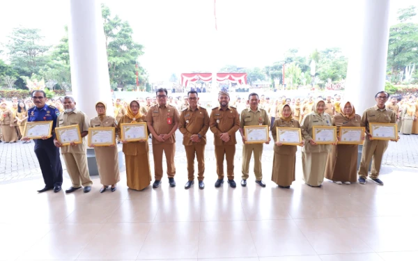 Thumbnail Berita - ‎Sembilan ASN Purna Tugas Pemkot Batu Dapat Penghargaan dari Wali Kota    ‎