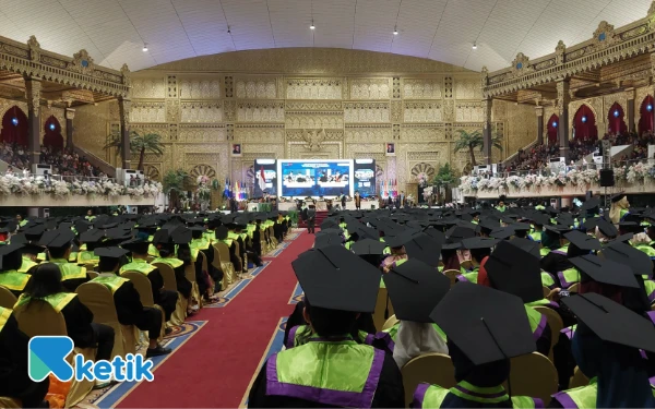 Thumbnail Unesa Wisuda 1.508 Lulusan, Prof Nurhasan Tekankan Adaptasi dan Kolaborasi