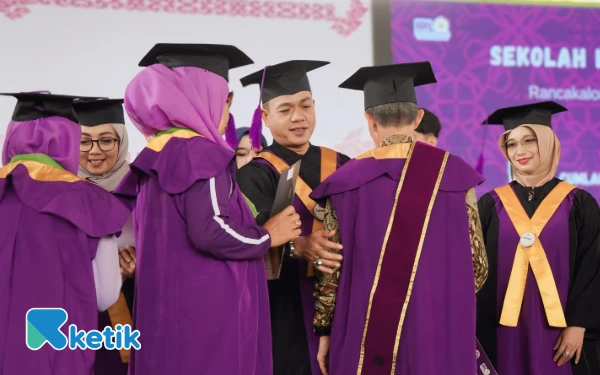 Thumbnail Berita - 1.500 Lansia Diwisuda, Bupati Bandung: Belajar adalah Proses Seumur Hidup
