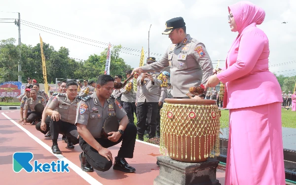 Tangis Haru dan Rasa Syukur Warnai Upacara Kenaikan Pangkat di Polres Blitar