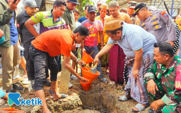 Thumbnail Berita - Pengusaha Rokok Asal Pamekasan Rajin Bantu Warga Bangun Rumah