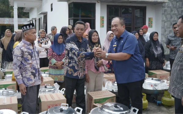 Bupati Asahan Serahkan Fasilitas Bansos Pembangunan Ekonomi Masyarakat Anggaran 2025