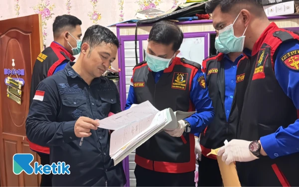 Thumbnail Berita - Kejari OKI Geledah Tiga Rumah Warga Lampung, Usut Dugaan Korupsi KUR Rp10 Miliar untuk Petani Tambak Udang