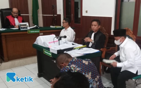 Thumbnail Mantan Bupati Situbondo Karna Suswandi Jalani Sidang di PN Surabaya, Ini Keterangan Saksi