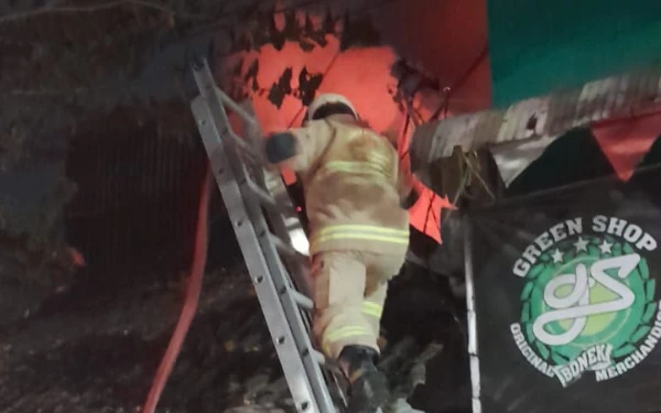 Korsleting Listrik, Rumah di Jalan Tambaksari Surabaya Hangus Terbakar