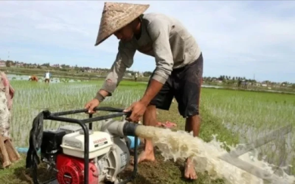 Sawah Kering Akibat Kemarau, Kelompok Tani di Abdya Dapat Bantuan Pompa Air