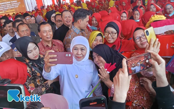 Thumbnail Berita - Gubernur Khofifah Salurkan BLT Rp5,57 Miliar untuk 4.207 Buruh Rokok di Surabaya