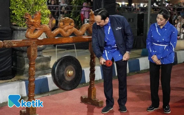 Thumbnail Berita - Gong Ditabuh! Festival Ronthek Pacitan KEN 2025 Resmi Dibuka oleh EBY
