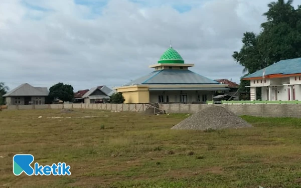 Thumbnail Berita - Desa Sambiki Halmahera Selatan Bangun Pagar Lapangan Sepak Bola Pasir Emas