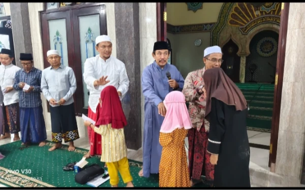 Peringati 10 Muharram, Masjid Besar Al Ikhlas Lenteng Sumenep Rutin Gelar Santunan Yatim dan Dhuafa