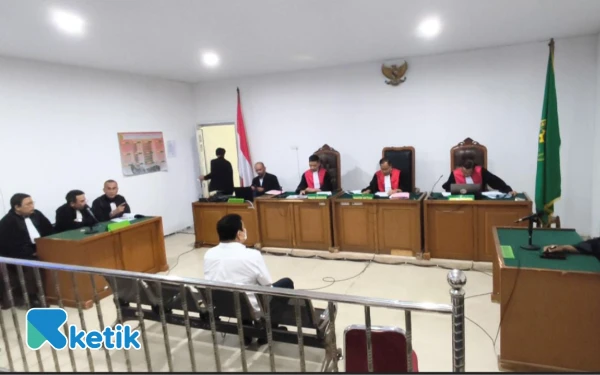 Thumbnail Berita - Eksepsi Ditolak, Bos Sawit Afen dan Kades Bahtiyar Lanjut Disidang Kasus Korupsi Rp 61 Miliar