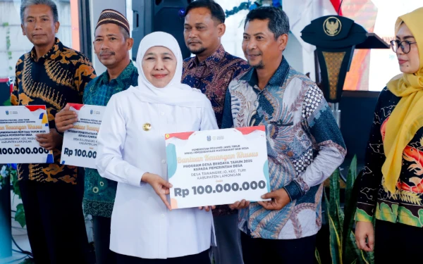 Thumbnail Berita - Gubernur Khofifah Bagikan Bansos Senilai Rp8,397 Miliar kepada Masyarakat Lamongan