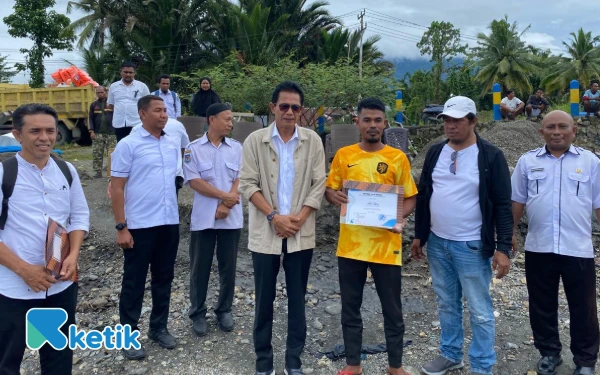 Thumbnail Berita - Wabup Halsel Serahkan Bantuan ke Nelayan Gane