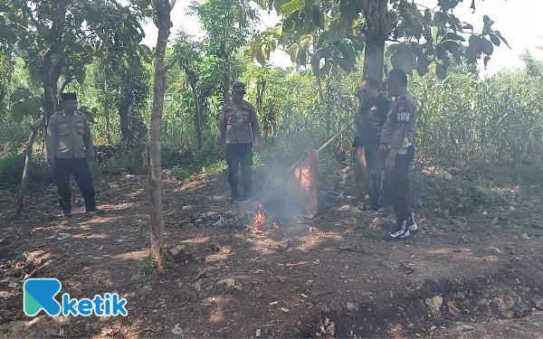 Thumbnail Berita - Tegas! Kapolsek Sokobanah di Sampang Bakar Area Judi Sabung Ayam