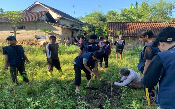 Mahasiswa UINSA dan Warga Nogosari Bondowoso Berkolaborasi Tanam Pohon Buah