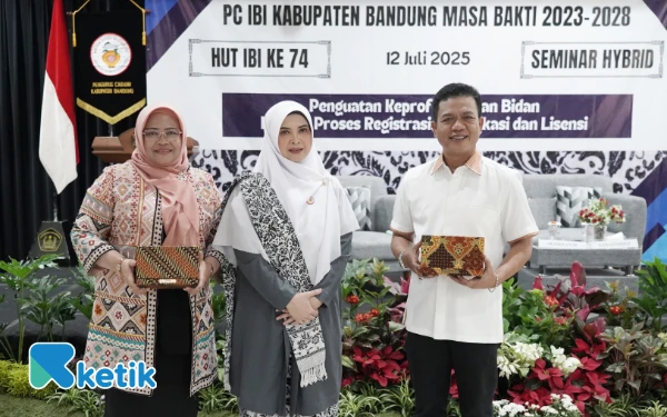 Thumbnail Berita - Bupati Bandung Beri Beasiswa Perguruan Tinggi untuk Bidan Berprestasi