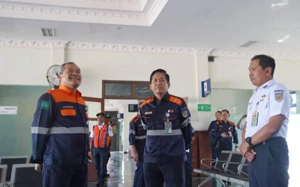 Thumbnail Berita - Pastikan Keandalan Operasional, Direktur Operasi KAI Periksa Stasiun Wilayah Daop 7