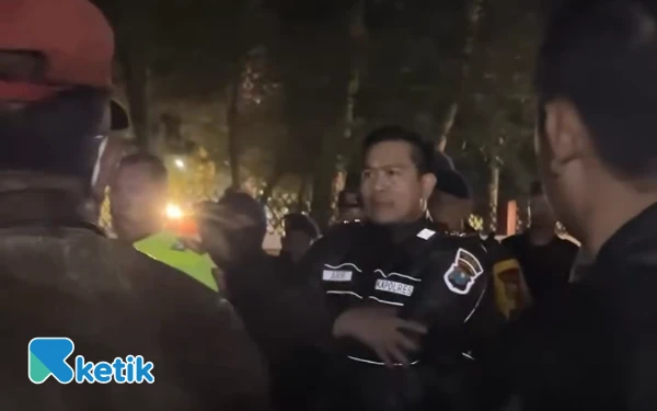 Thumbnail Berita - Pakai Atribut Silat, Sekelompok Orang dengan Pickup Nasi Bungkus di Blitar Dibubarkan Polisi, Ada Apa?