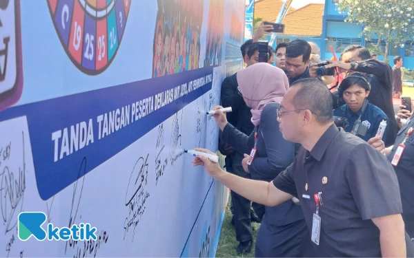 Thumbnail Berita - [Berita Foto] Kemeriahan Pembukaan MPLS 2025 Jenjang SMA/SMK dan SLB di Surabaya