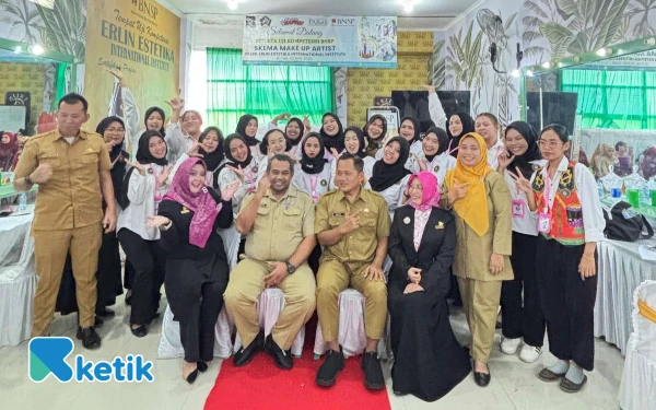 Thumbnail Lewat DBHCHT, Disnaker Kabupaten Blitar Cetak Tenaga Kerja Profesional Lewat Pelatihan MUA Bersertifikat