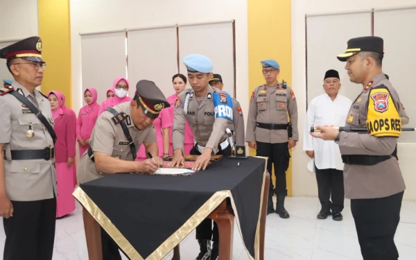 Thumbnail Kapolres Batu Pimpin Sertijab Kapolsek Baru, Regenerasi Bawa Semangat Baru dan Inovasi