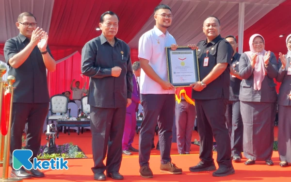 Thumbnail Berita - Dinas Pendidikan Jatim Cetak Sejarah, MPLS 2025 Raih Penghargaan Dua Rekor MURI