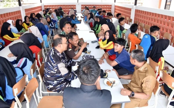 Tinjau MPLS, Bupati Pacitan-Forkopimda Santap Siang bareng Siswa Sekolah Rakyat