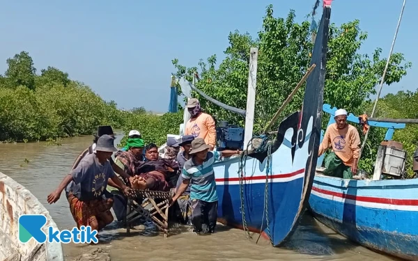 Thumbnail Berita - Diterjang Ombak Besar di Juanda, Dua Nelayan Asal Sampang Selamat dari Maut