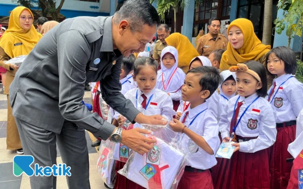 Thumbnail Berita - Wali Kota Malang Bagikan 13.000 Seragam Gratis ke Siswa SD-SMP Negeri, Realisasi Janji Politik