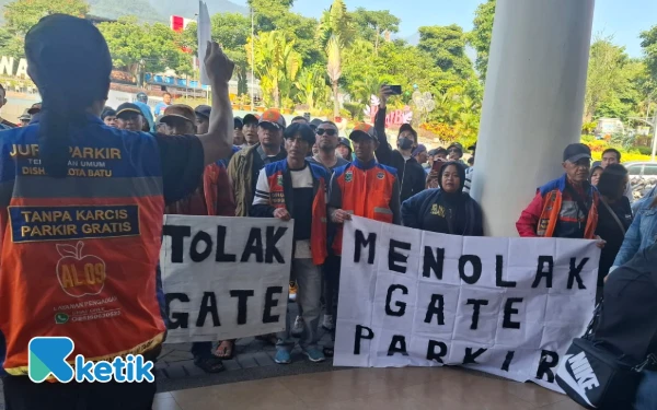 Thumbnail Berita - PKL dan Jukir Tolak Gate Parkir Alun-Alun Kota Batu   ‎