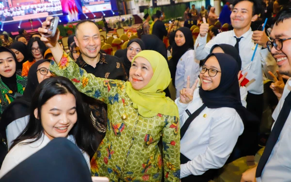 Thumbnail Berita - Gubernur Khofifah Serahkan SK Pengangkatan 4.172 CPNS dan PPPK, Tekankan Budaya Kerja KIS