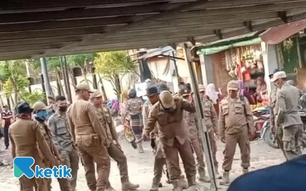 Thumbnail Berita - Pembongkaran Kanopi Pasar Srimangunan, Diskopindag Sampang: Itu Urusan Dishub