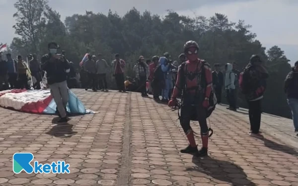 Thumbnail Berita - ‎Spiderman hingga Shaun The Sheep Terbang di Kota Batu dalam BISTF Paragliding Accuracy League 2025