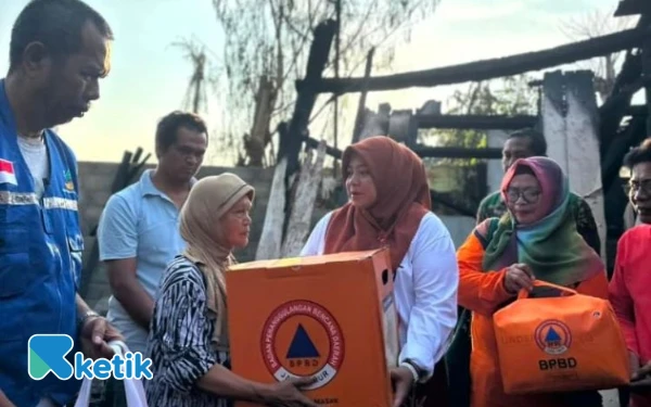 Thumbnail Berita - Wabup Situbondo Serahkan Bantuan Untuk Korban Rumah Kebakaran