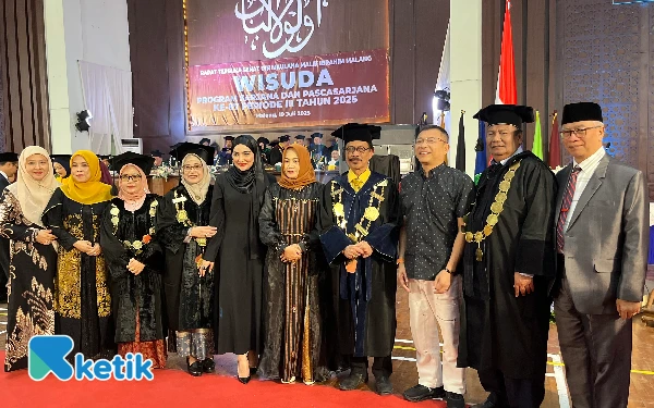 Thumbnail Berita - Wisuda UIN Malang Meriah, Anang-Ashanty Duet dan Beri Pesan Inspiratif