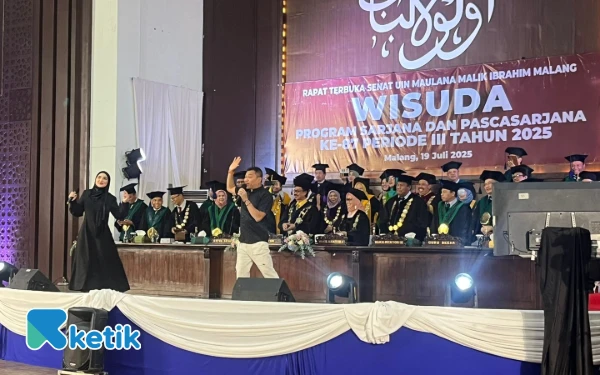 Thumbnail Berita - Wisuda Terakhir Masa Kepemimpinan Rektor, Prof Zainuddin Dapat Kejutan dari Anang-Ashanty