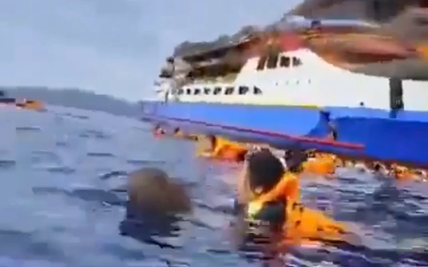 TNI AL Kirim Dua Kapal Evakuasi Korban KM Barcelona V yang Terbakar