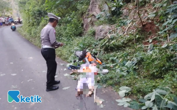 Thumbnail Berita - Diduga Rem Blong, Pasutri Tewas Terjun ke Jurang Karanggede-Tokawi Pacitan