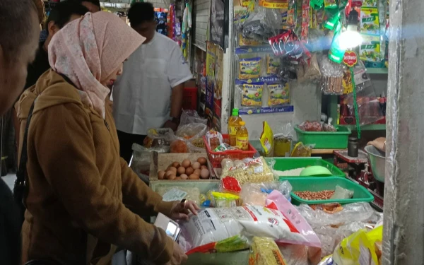 Thumbnail Berita - Beras Terindikasi Oplosan Ditemukan Beredar di Pasar dan Ritel Modern Kota Malang!