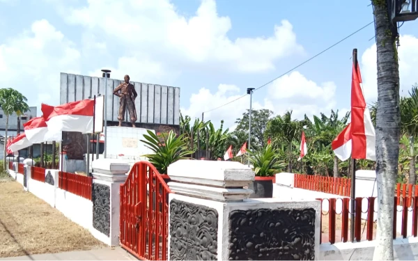 Gotong Royong, PKL Klakah Lumajang Merawat Monumen Kapten Suwandak