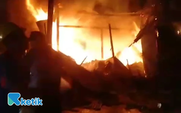 Thumbnail Berita - Bengkel dan Toko Onderdil di Sampang Ludes Terbakar, Diduga Akibat Korsleting