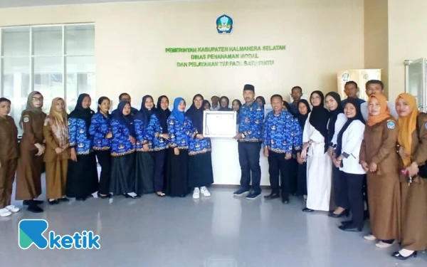 Thumbnail Berita - DPMPTSP Halsel Terbaik Layani Publik, Nasir Koda: Inovasi Sileleyan Segera Dilaunching