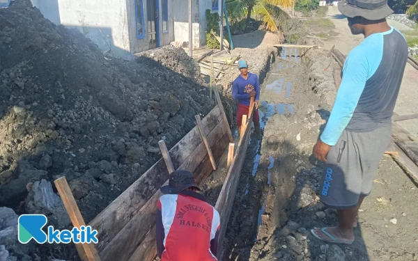 Thumbnail Berita - Pemdes Baru Halmahera Selatan Bangun Drainase Atasi Genangan Air
