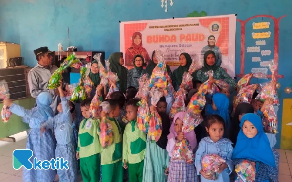 Thumbnail Berita - Peringati Hari Anak Nasional, Bunda Paud Desa Sambiki Halmahera Selatan Bagi Bingkisan ke Siswa