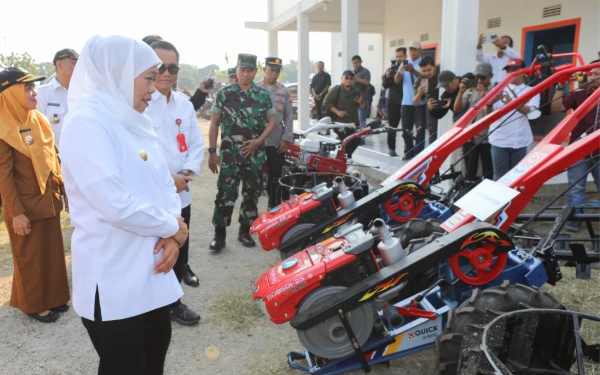 Gubernur Khofifah Salurkan Bantuan Alsintan ke 15 Gapoktan di Tuban, Dukung Penguatan Pangan Strategis Jatim