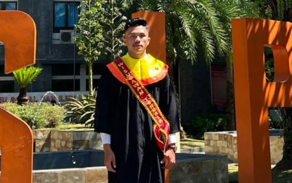 Thumbnail Berita - Tengku Natan Raih Lulusan Terbaik FISIP UB, Bukti Kerja Keras Bisa Seimbangkan Kuliah dan Karier