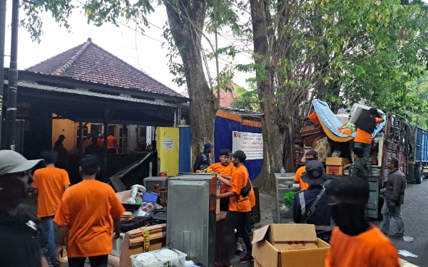 Thumbnail Berita - KAI Daop 8 Surabaya Tindak Penghuni Ilegal Rumah Dinas di Jalan Tapak Siring