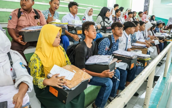 Thumbnail Berita - Wali Kota Surabaya Bagikan Ribuan Seragam Gratis untuk Warga Miskin