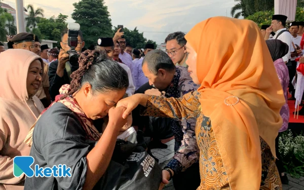Thumbnail Berita - Aksi Gubernur Khofifah Bikin Emak-Emak Nangis Bahagia! Ada Apa?